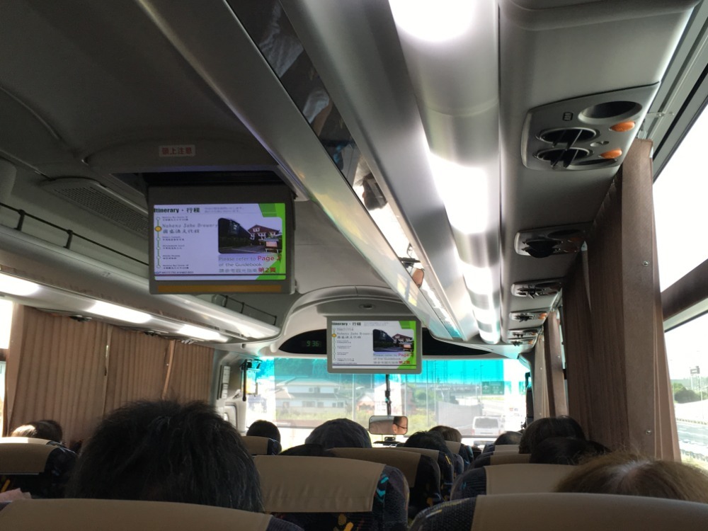 巴士提供中英文字幕影片簡介，讓不會日文的國外旅客也可以玩得很開心!。