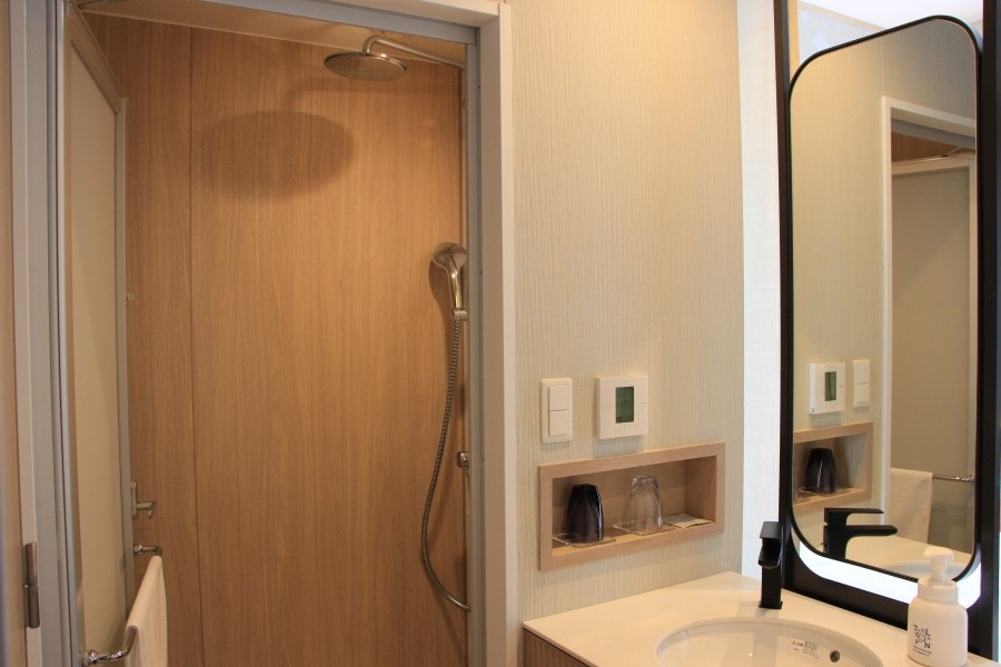 盥洗區設置在浴室和廁所的外面，兩人入住時可以有效率地使用