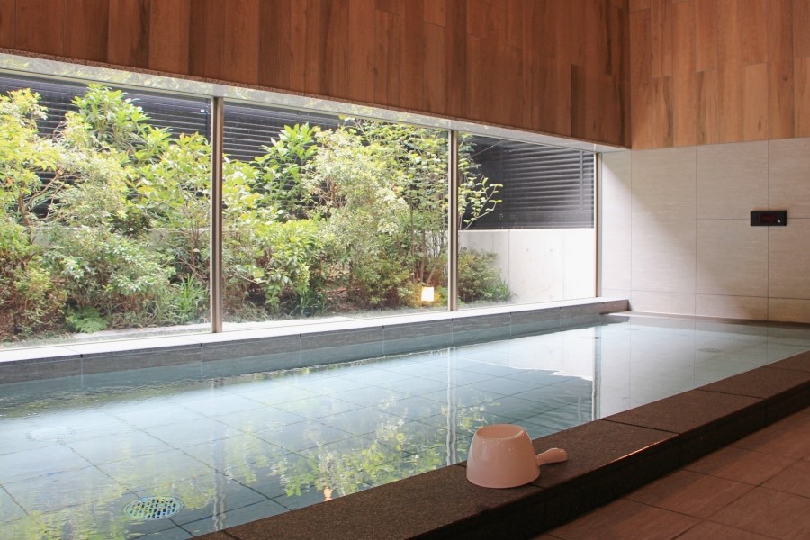 大浴場有室內和露天人工溫泉兩個大浴池，甚至還有檜木香滿溢的三溫暖烤箱