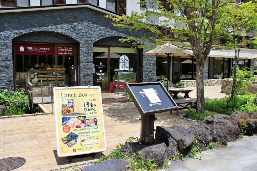 幾家飯店集中在右岸路線上，距離田代橋不遠處