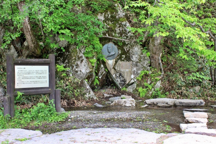 右岸路線中的日本近代登山之父——Walter Weston的紀念碑