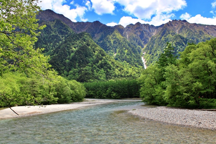 從Walter Weston紀念碑附近眺望的霞澤岳風景，據說在秋季會染上一面金黃