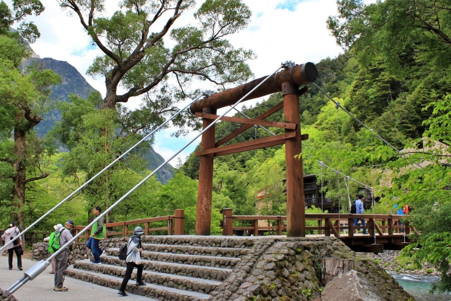 通過河童橋走向梓川左岸，便能前往上高地巴士總站