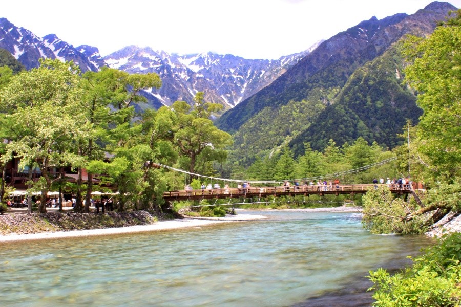 以穗高連峰為背景的河童橋，從這裡開始步入第二段健行路線