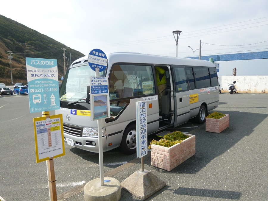 巴士抵達伊良湖後，轉乘接駁車五分鐘就到油菜花祭會場囉。