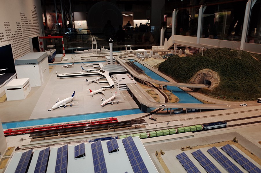 集小朋友最愛之飛機、火車、船舶三大遠程交通工具於一身的模型