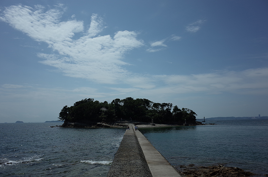 位於佐久島東邊的筒島。