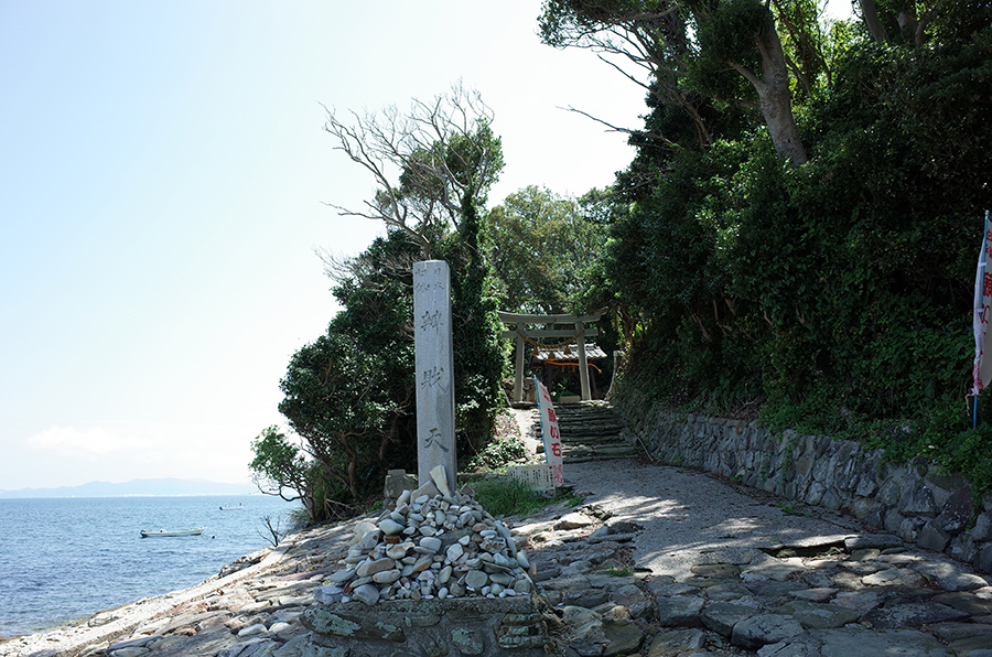 筒島祀奉著弁財天神。