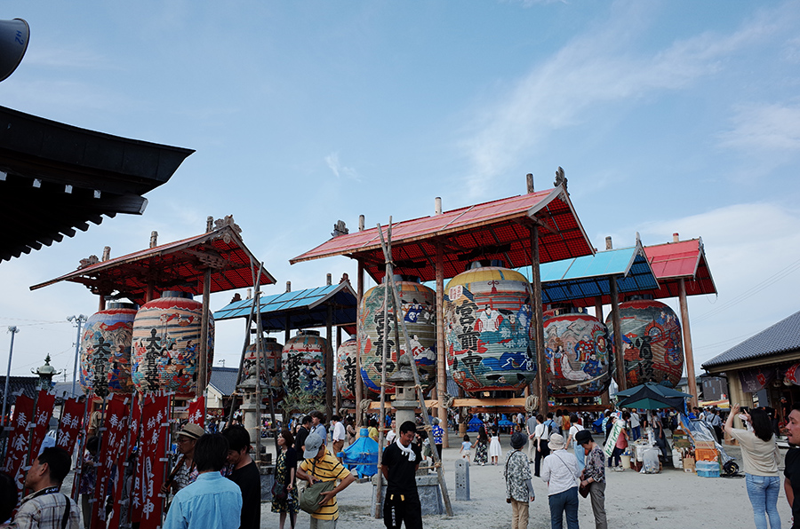 「三河一色大燈籠祭」為愛知縣的有形民俗文化遺產。巨大燈籠高高掛，白天夜晚各有風情。