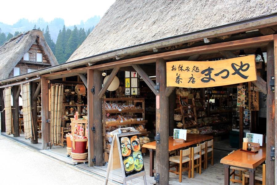 兼賣許多特色土產的まつや，飲食菜單選項也非常豐富