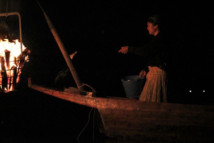 因為犬山的鵜飼是觀光性質，在最後還會停下船讓觀客們欣賞鵜匠與鵜鳥的合作無間