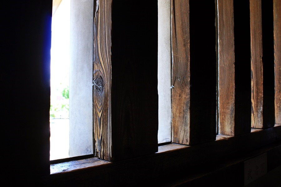 武者窗的概念有點類似百葉窗，可以推動室內的木窗來調整室外的能見度