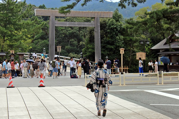 伊勢神宮內宮鳥居前