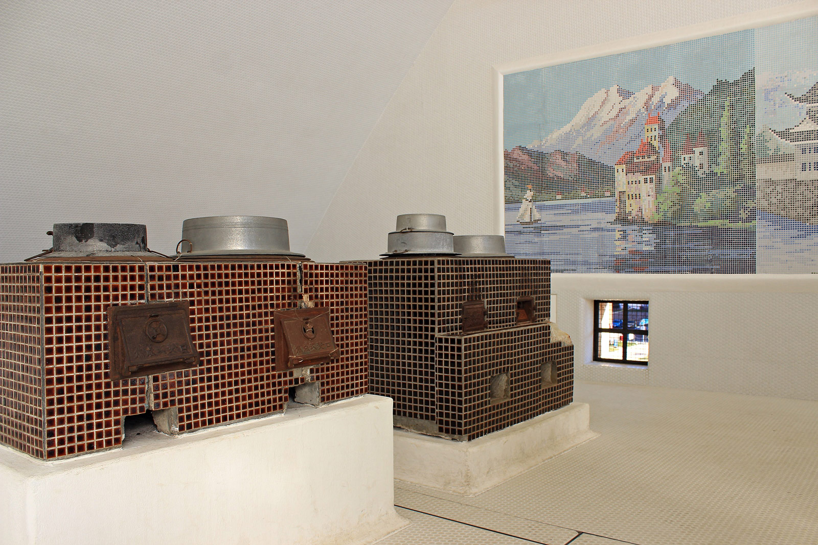 從1930年代所保留下來的爐灶和1960年左右大眾澡堂內的壁畫