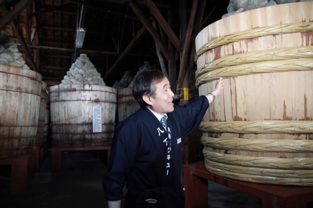 一踏入味噌工廠內，濃濃的味噌香氣飄滿整個釀造場，一層樓高度的木桶內存放著各個時期釀造的味噌，其中還有百年前釀造的味噌桶。