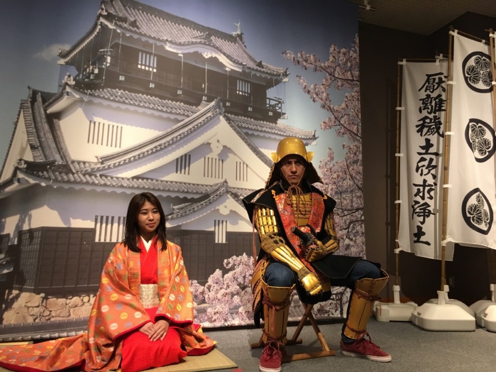 館內還精心地布景，巍峨的岡崎城與櫻花為背景，夥伴們彷彿化身為江戶幕府的公主與將軍。