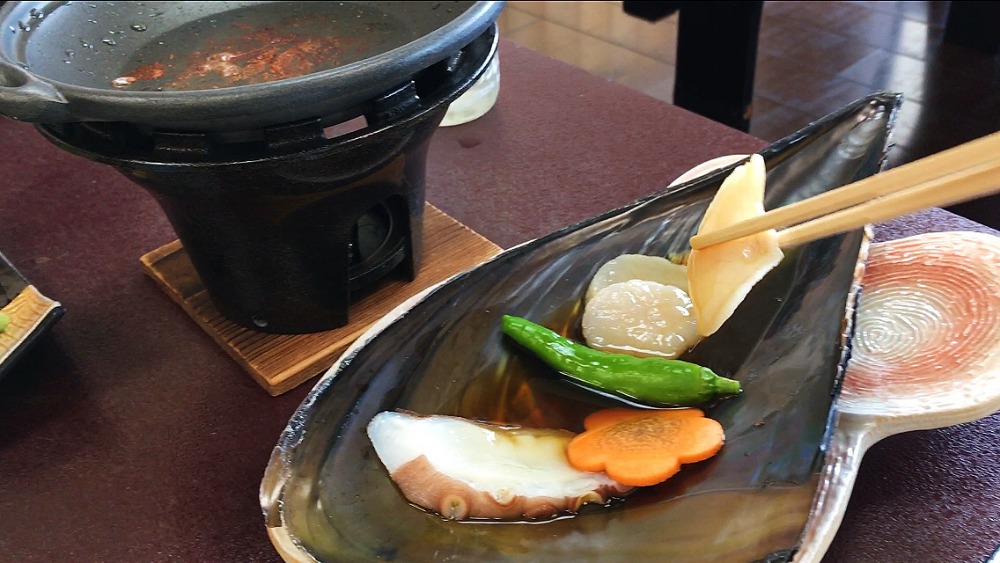 醬燒章魚與平貝，底下的擺盤正是平貝的貝殼，一顆要價高達七千日幣的平貝，個人推薦兩面微焦五分熟是最好吃的黃金熟度。