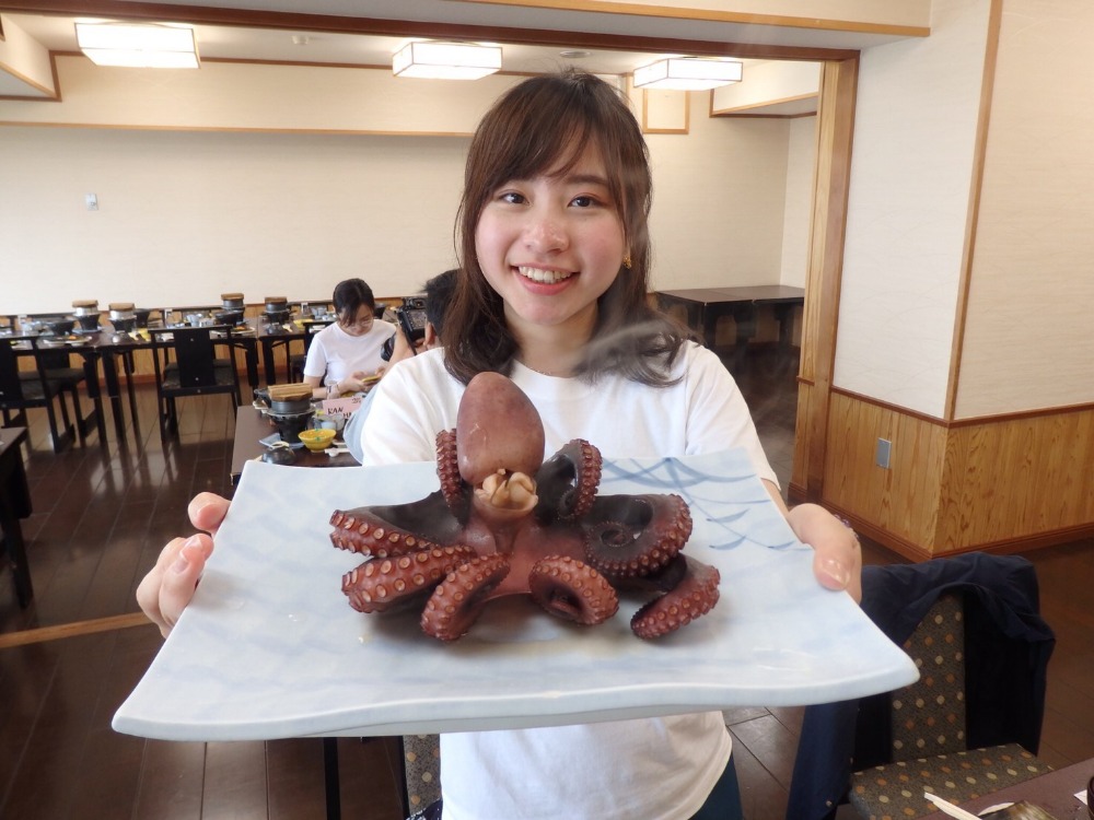 巨無霸的章魚一整隻清水燙煮，一隻秤斤約三千日幣左右，和藹的店家擔心我們吃不完，讓我們單點半隻章魚。
