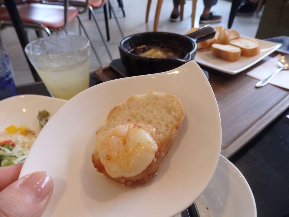直徑直逼四公分的大蝦，搭配吸附橄欖油的麵包搭配享用，不愧是店內人氣菜單。