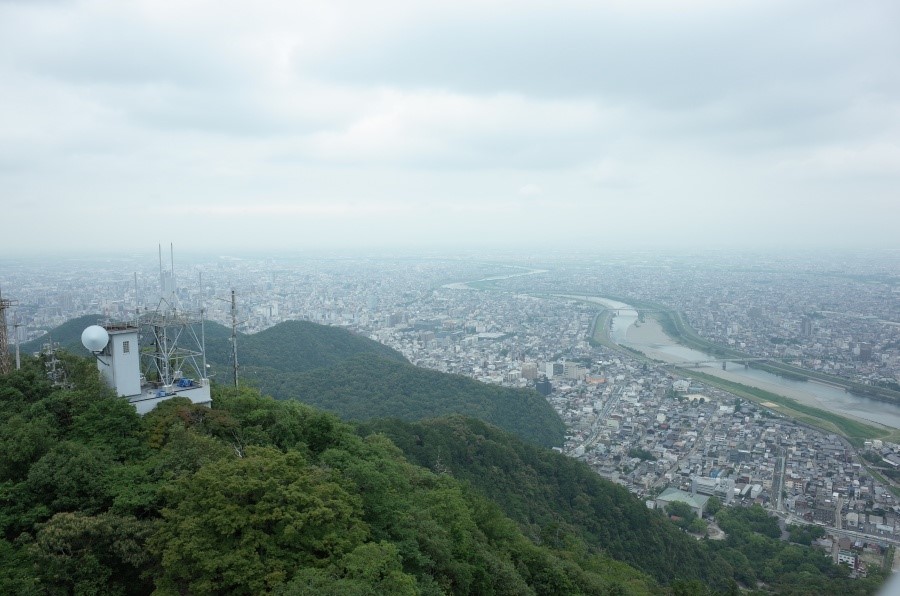 登頂後壯觀景色在眼前展開，岐阜市區一覽無遺，據說天氣好時還可以看到名古屋市區。
