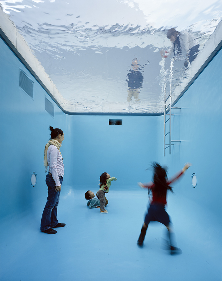 Leandro ERLICH《The Swimming Pool》2004年，金澤21世紀美術館藏，攝影：渡邉修，照片提供：金澤21世紀美術館。
