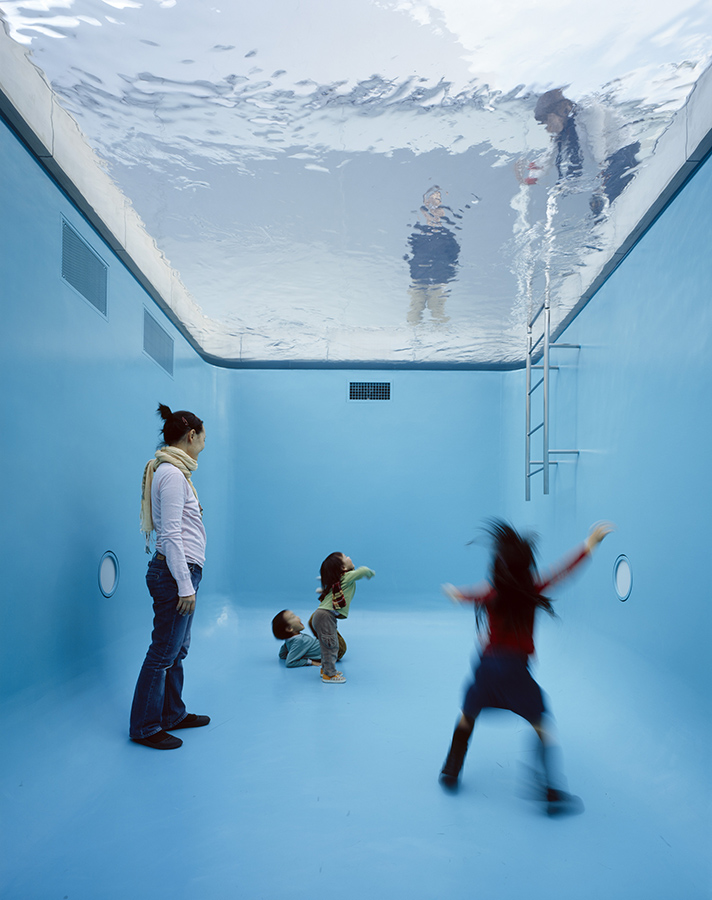 Leandro ERLICH《The Swimming Pool》2004年，金澤21世紀美術館藏，攝影：渡邉修，照片提供：金澤21世紀美術館。