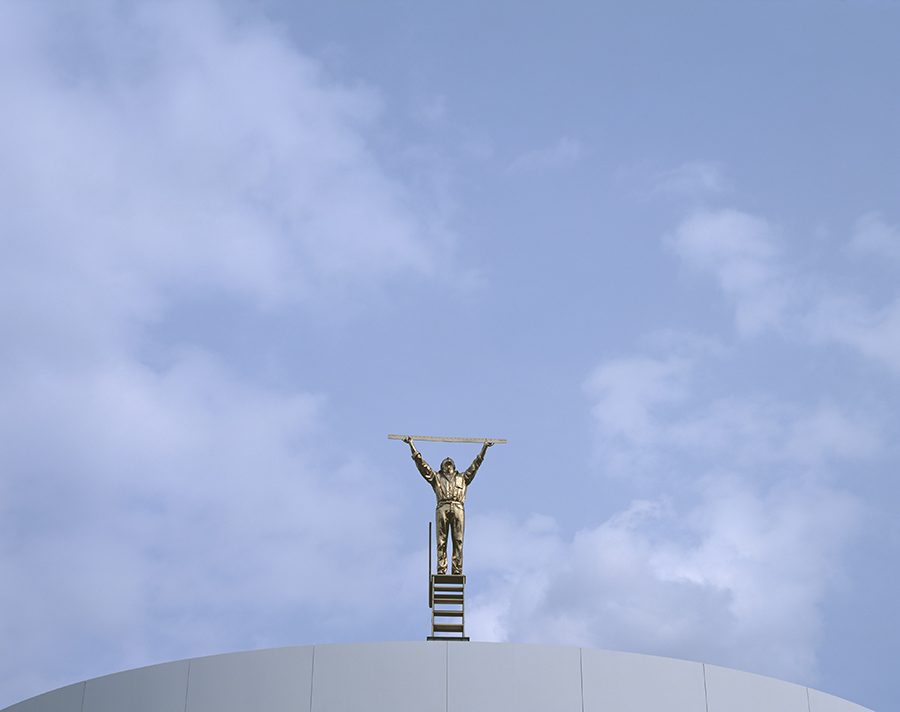 Jan Fabre《The Man Who Measures the Clouds》1998年，© Angelos bvba，金澤21世紀美術館蔵，撮影：中道淳／Nacasa & Partners，照片提供：金澤21世紀美術館。