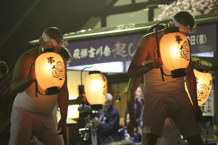 不畏風寒的祭典男子們一個個都是赤裸著上身