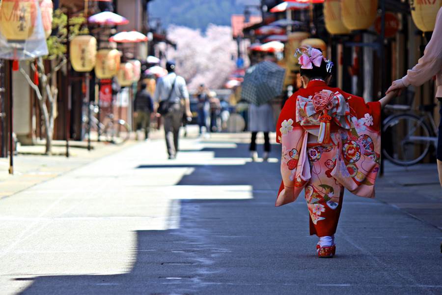 在神轎巡遊前居民們會在路上灑上鹽巴來淨化道路