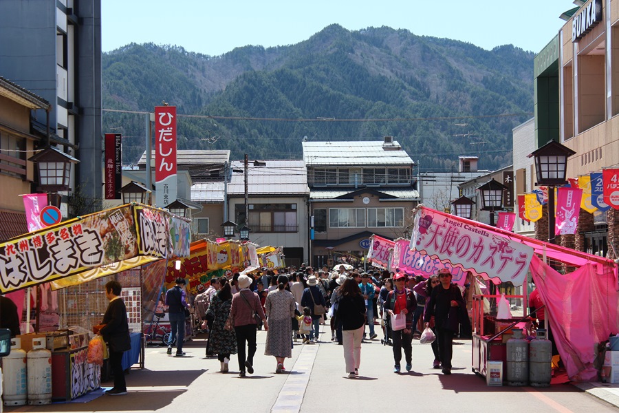 古川祭的露臺小吃遍佈在車站前到祭典廣場的路上