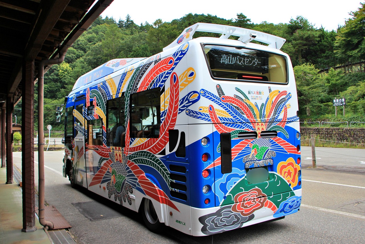 匠巴士「鳳凰號」的車身以高山祭的鳳凰圖樣服裝作為設計