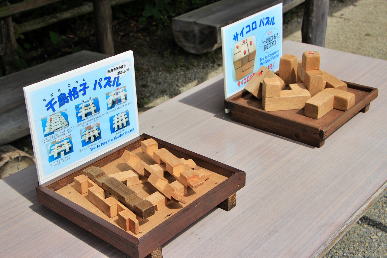 在飛驒之鄉中有多項可以拿起來遊玩的民俗玩具。千鳥格子積木有點小難XD