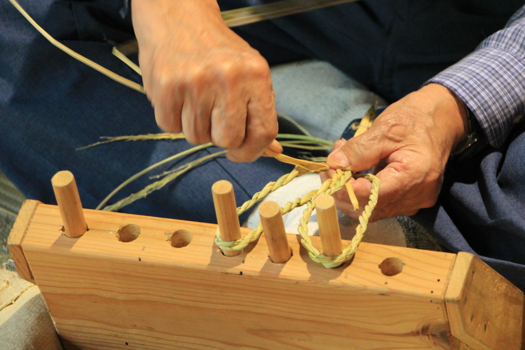 在舊西岡家坐在圍爐裏旁看編製草鞋的實際演示，爺爺的手法俐落!