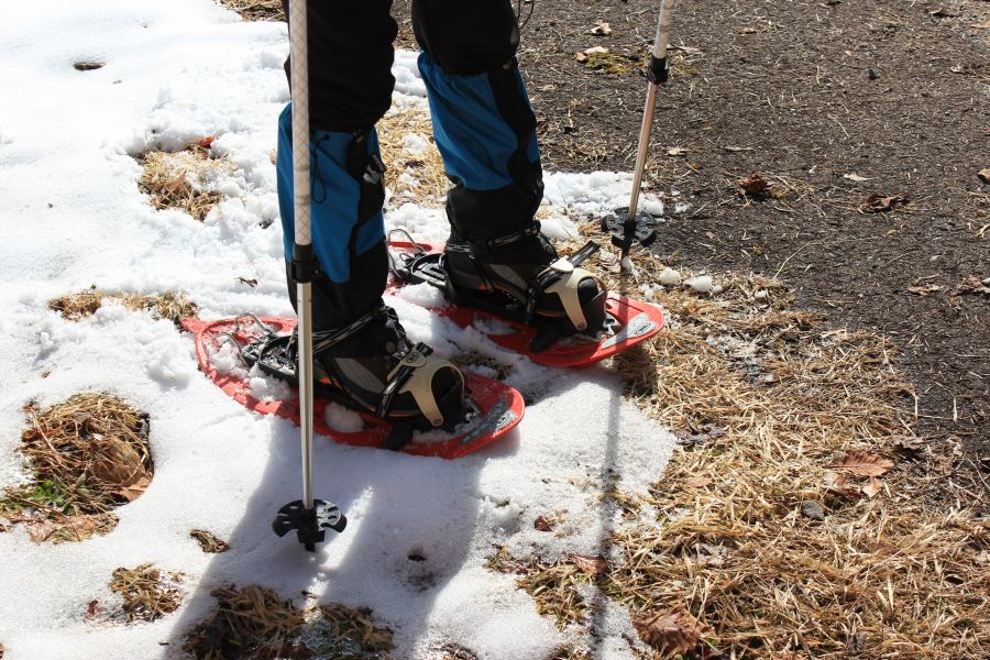 腳踝部分的調節繩要綁在褲管之上束緊，以防進雪