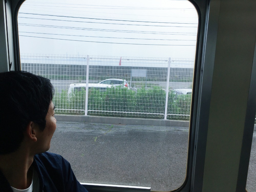 雀躍不已的夥伴連搭乘鐵道也目不轉睛的盯著窗戶，巴不得不放過任何海景似地凝望著。
