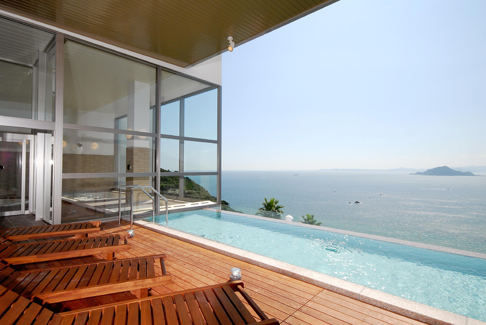 浴場也是海景第一排，可以一邊泡湯，一邊眺望海景。