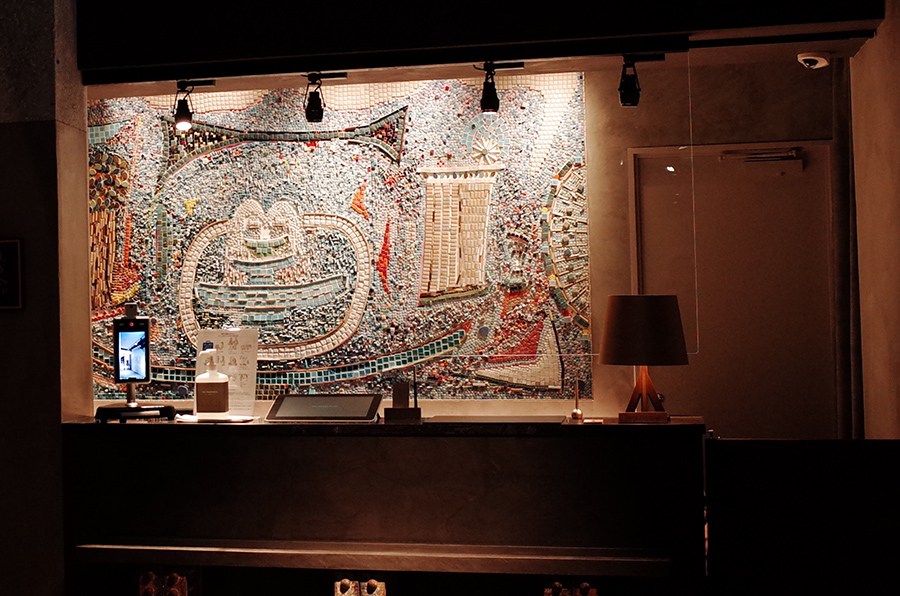 櫃台牆上的磁磚畫，是以多治見的馬賽克工藝為概念。（作者：杉戸洋）