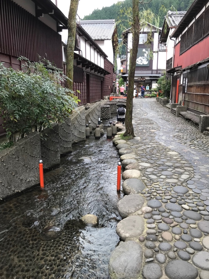 在新町附近的「やなか水のこみち」（Yanaka流水小徑）也別有風情。