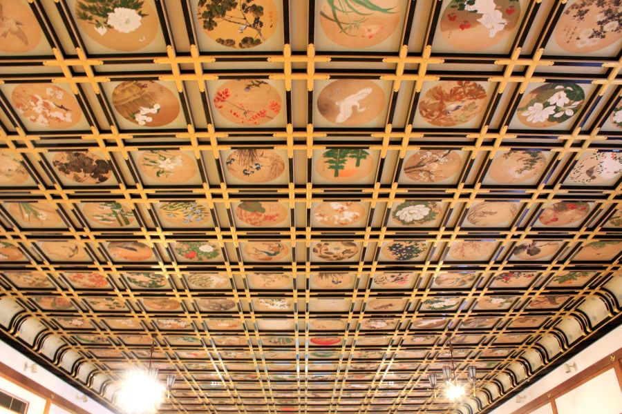 永平寺中最不能錯過的便是傘松閣的天花板畫。230幅畫作在頭頂上排開，相當壯觀
