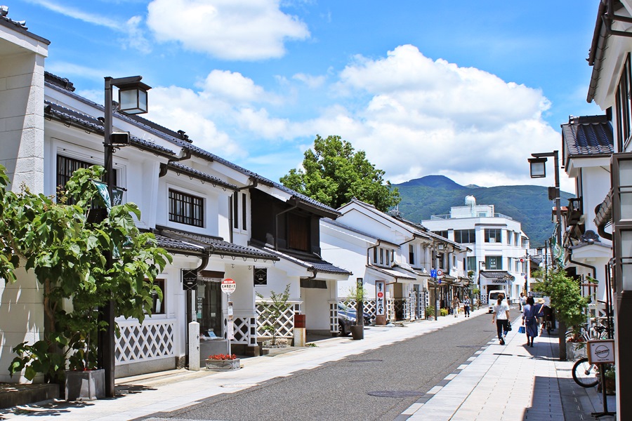 中町通黑白相間的土藏屋中有不少很有氣氛的咖啡廳和生活雜貨店