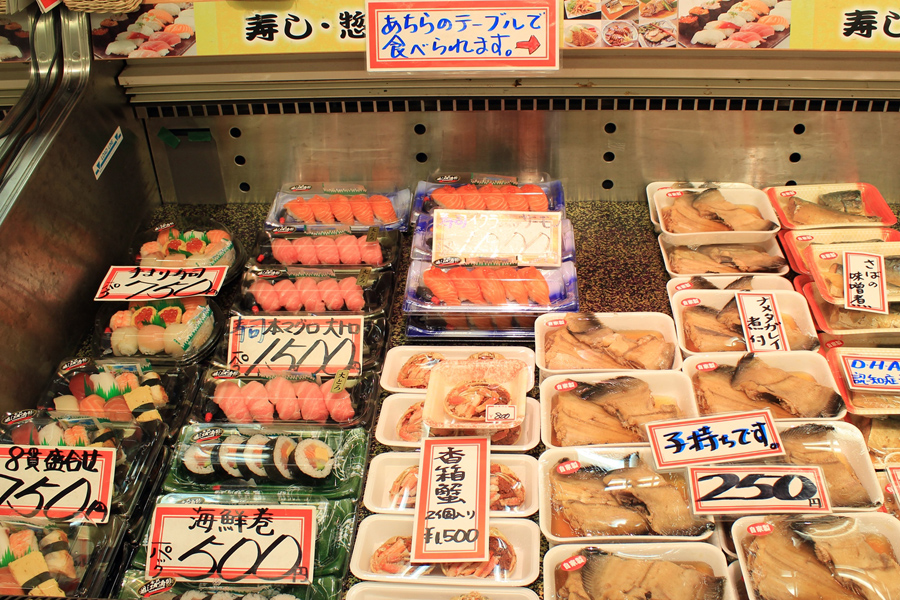 壽司、生魚片和煮魚等，各式海鮮料理豐富