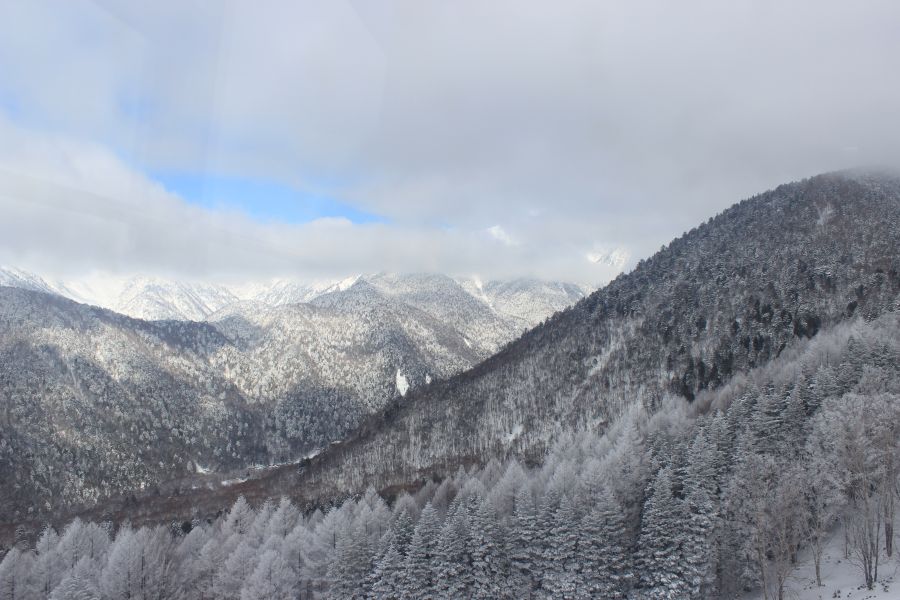 途中雲霧飄渺，穿過以後又是更上一層的美景