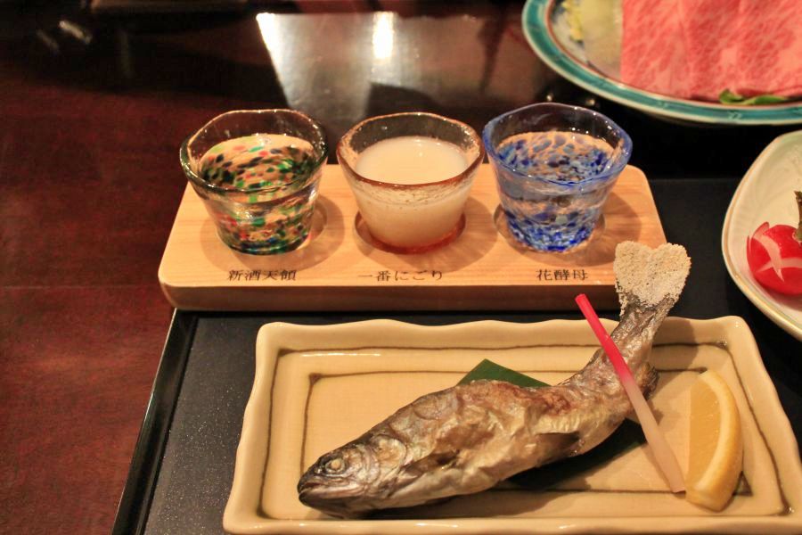 穗高飯店的晚餐套餐。岩魚之前去松本的時候也有吃到~加點了地酒組合來配