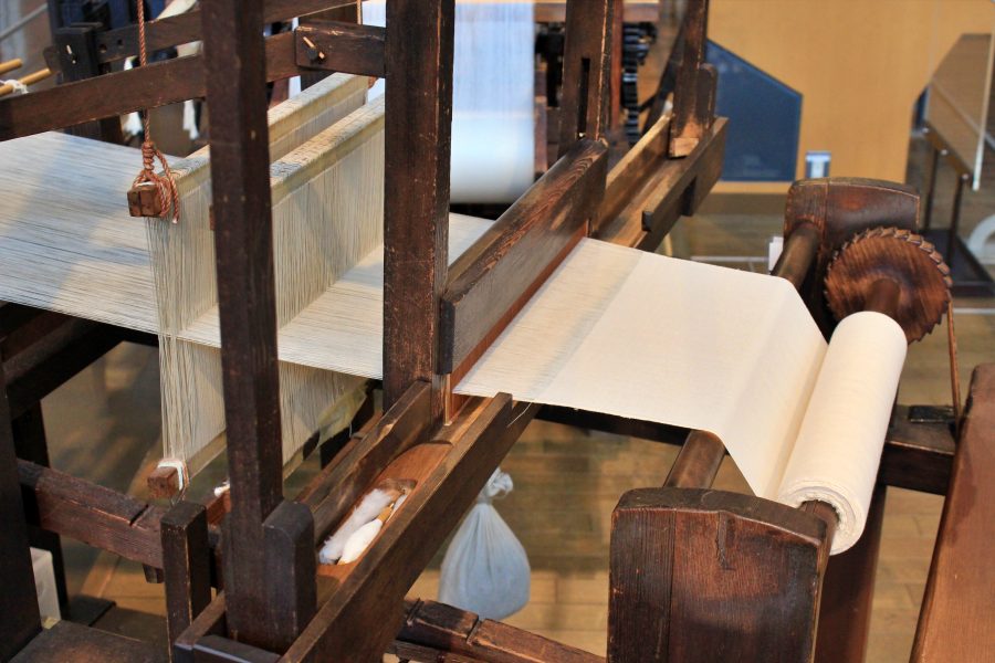 豐田佐吉在23歲時發明的豐田式「木製人力織布機」