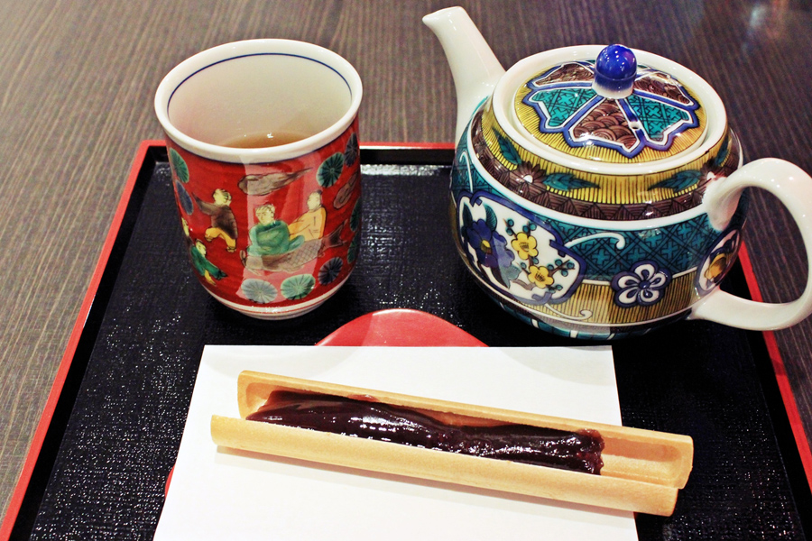 在黑門小路中的「茶庵黑門」，棒茶使用的也是五彩繽紛的九谷燒盛裝