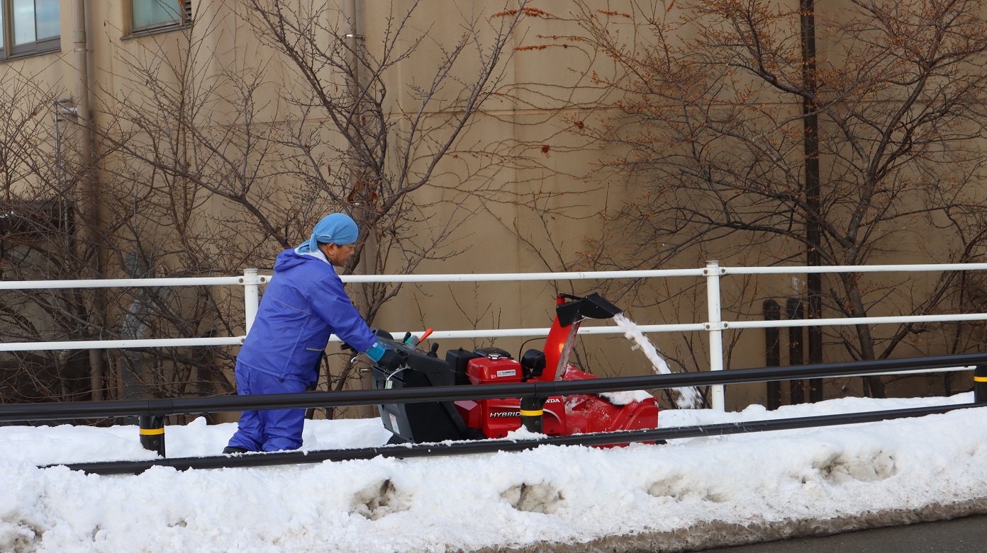 清理積雪的高山市民