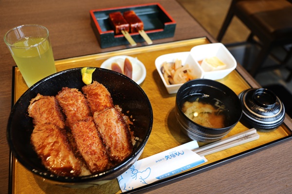 The hire-katsudon meal set