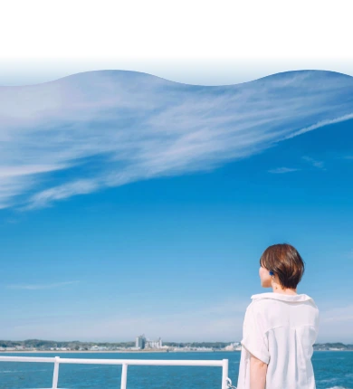 高速船から三河湾を眺める人