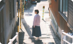 日間賀島の路地を散策する女性