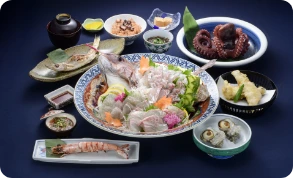 タコや刺身を盛り込んだ海鮮料理セット